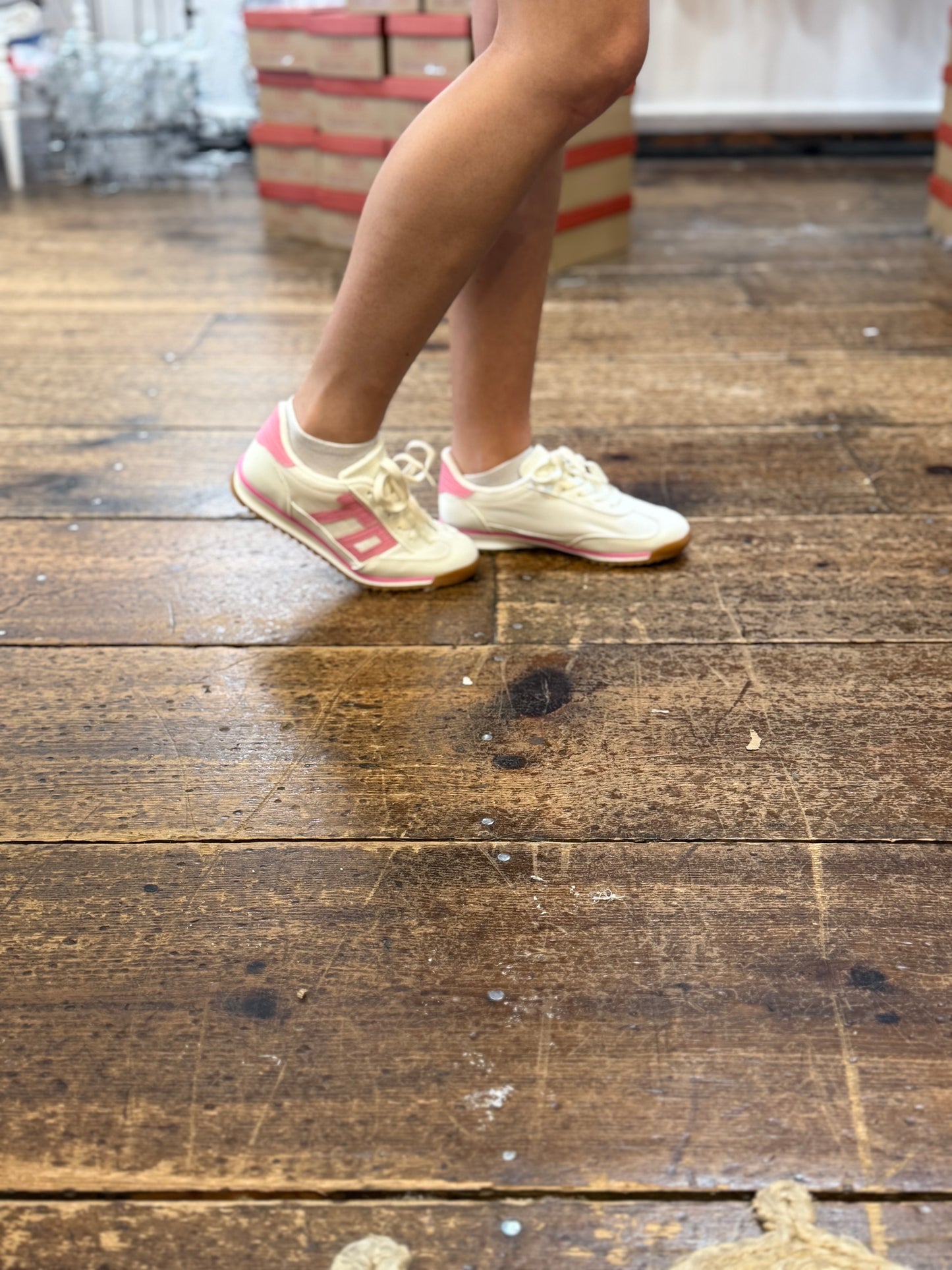 Ta-Da in pink/white tennis shoe