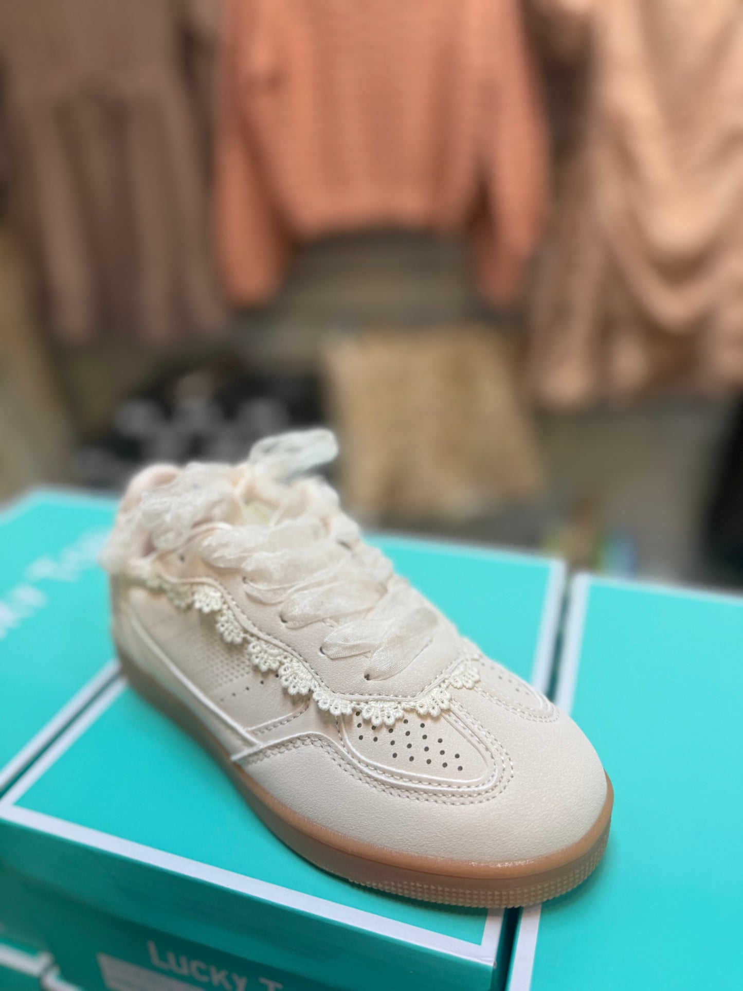 Daisy tennis shoe