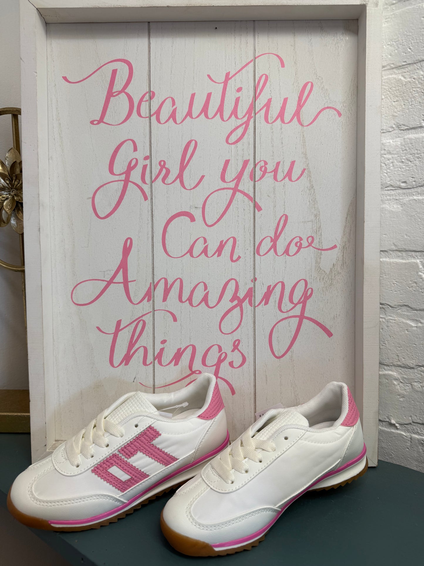Ta-Da in pink/white tennis shoe