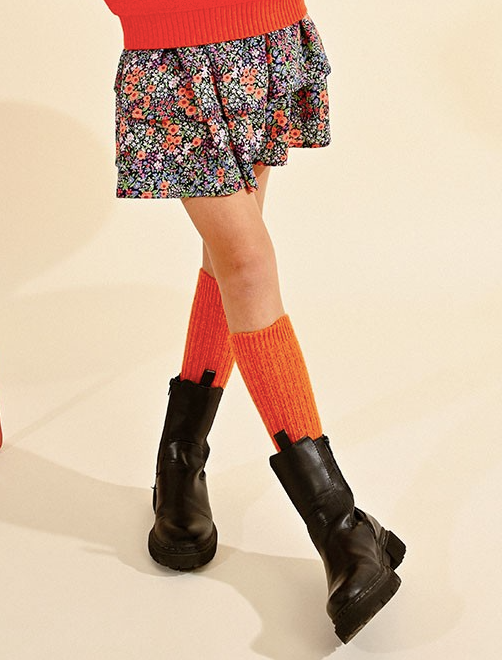 Short skirt with floral print fall colors