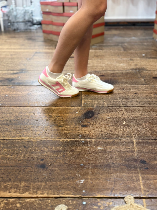 Ta-Da in pink/white tennis shoe