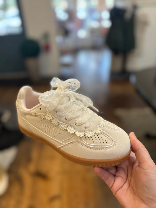 Daisy tennis shoe