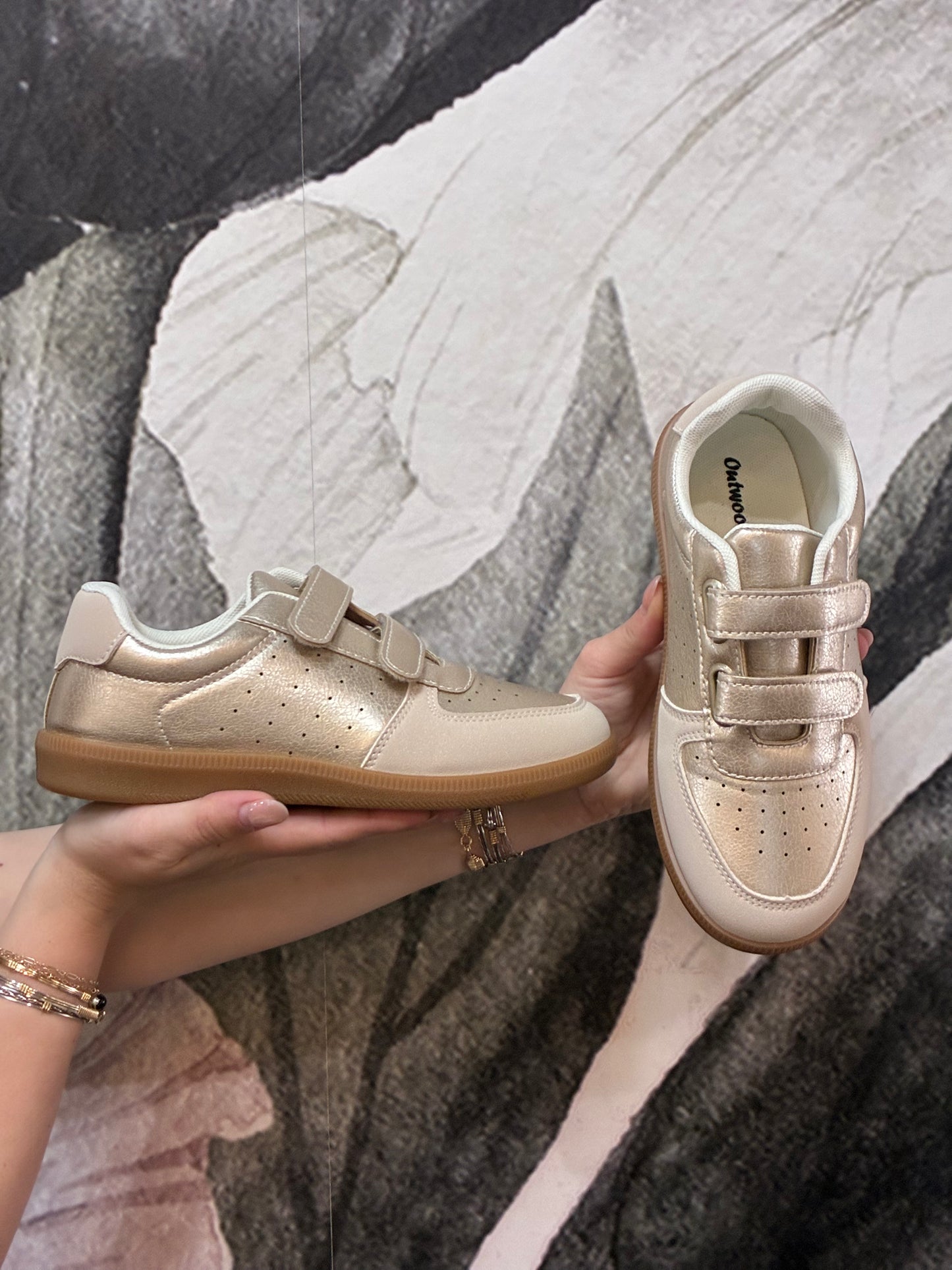 Girls Nova Easy Strap Sneaker